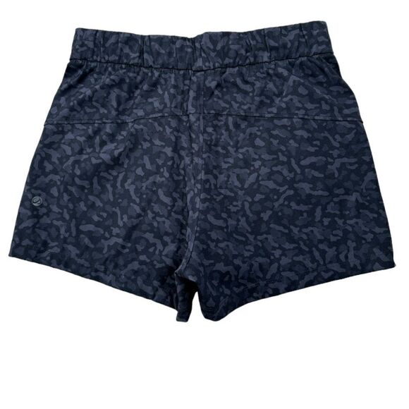 CRZ YOGA Black Camouflage Drawstring Waist 2.5 Active Shorts - Picture 4 of 8